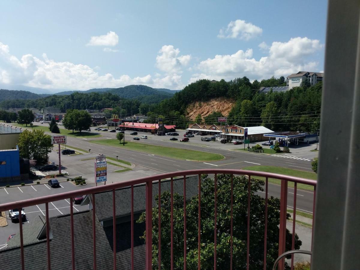 Riverside Tower Hotel Pigeon Forge Exterior photo